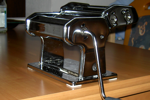 Bild mit Nudelmaschine